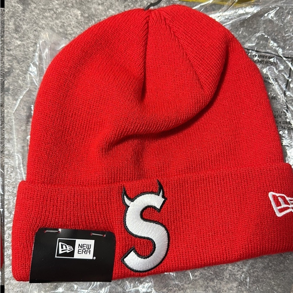 SUPREME ‘S’ Logo beanie